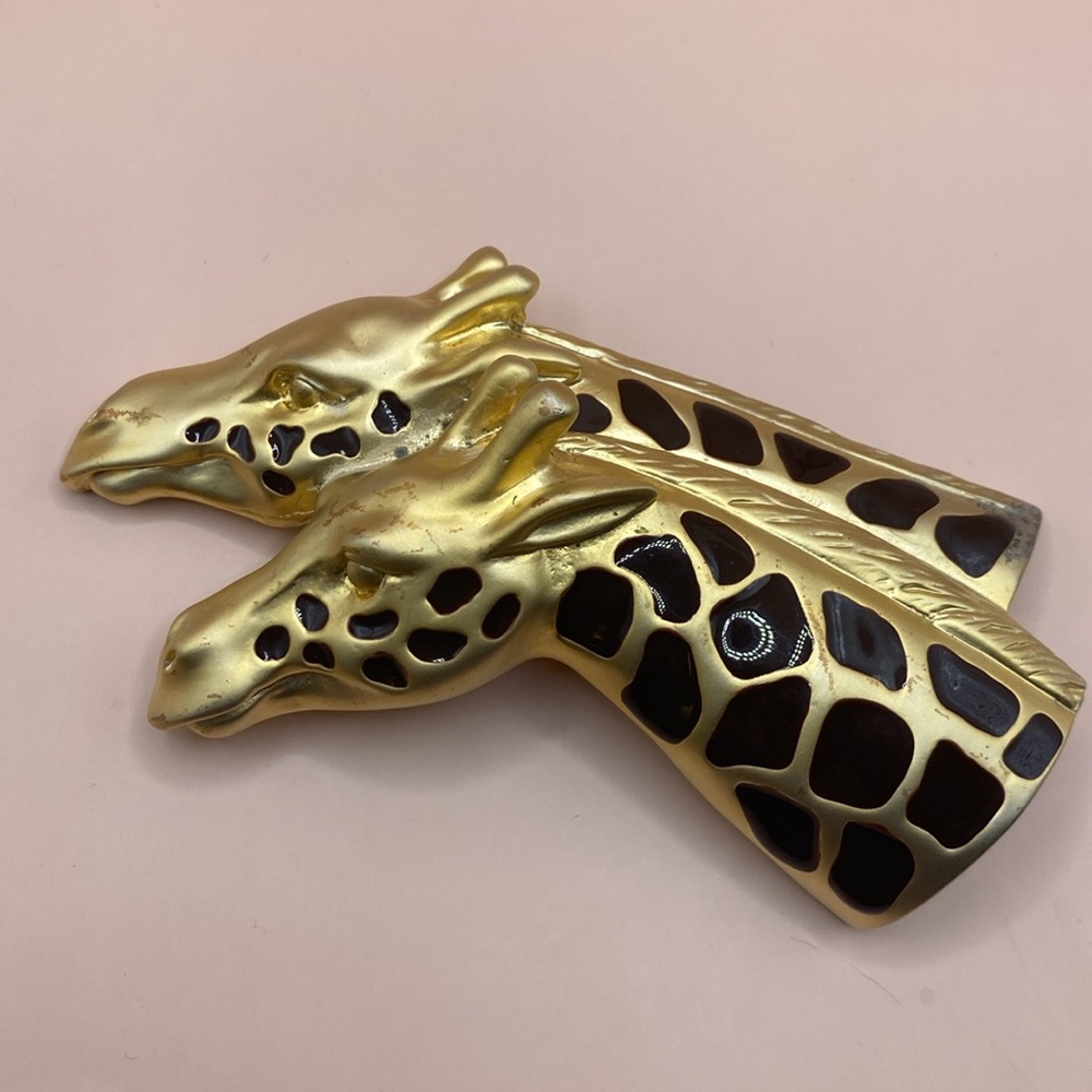 1980’s vintage giraffes brown enamel print‎ accents brooch